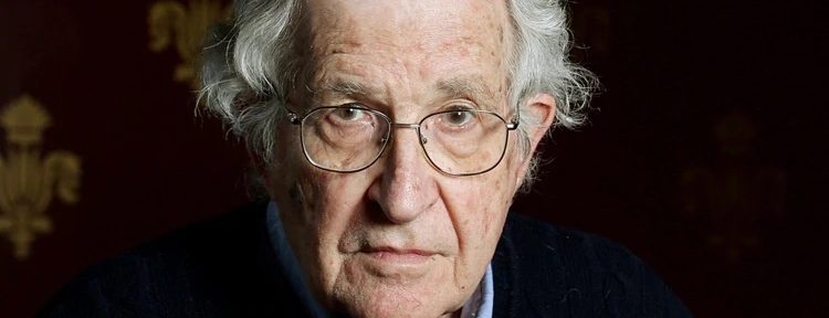 Conversando con Noam Chomsky: cómo es el libro que reúne 12 charlas con el influyente pensador