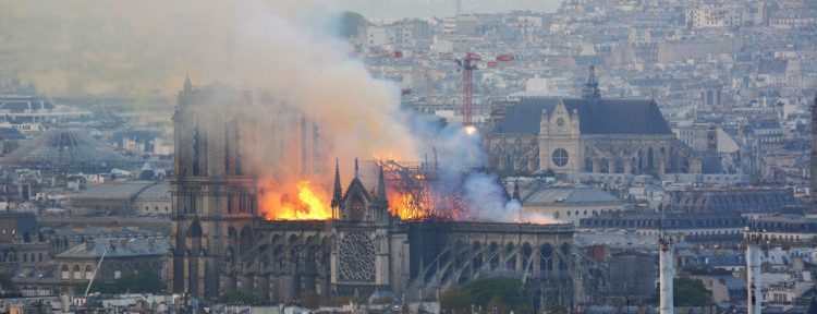 Personalidades de la cultura lamentan el incendio de la Catedral de Notre Dame