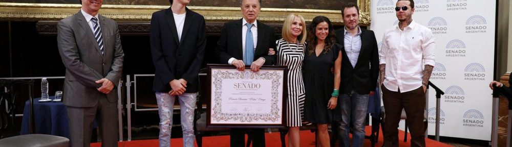 Acompañado por familiares y amigos, Palito Ortega recibió una distinción por parte del Senado