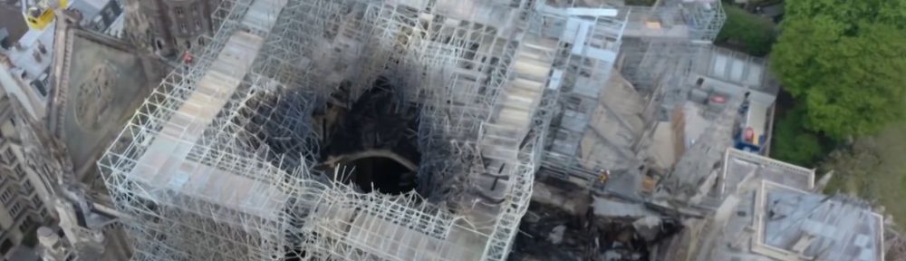 Impresionantes imágenes captadas por un drone de las secuelas del incendio en Notre Dame