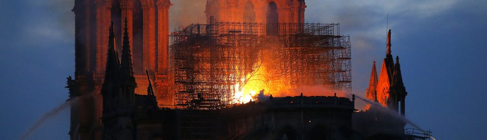 Ardió un ícono de París: dramático incendio en la catedral de Notre Dame