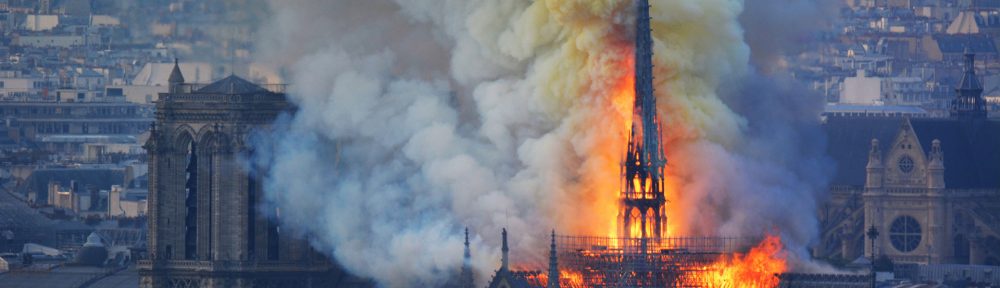 En el incendio de la catedral Notre Dame en París, se derrumbaron el techo y la aguja de la torre principal