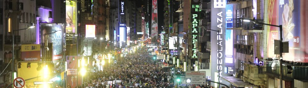 La Avenida Corrientes desbordó de artistas y de público para festejar la apertura de un tramo peatonal