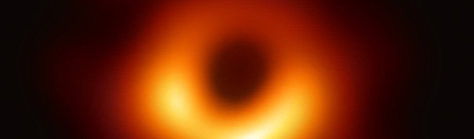 Científicos presentaron la histórica primera imagen de un agujero negro