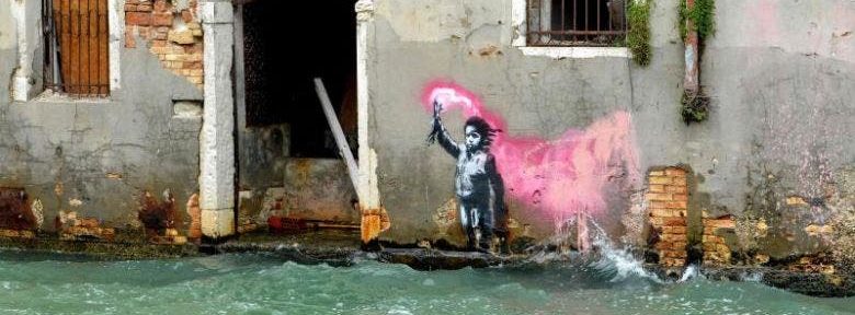 Banksy golpea de nuevo en Venecia: ahora reconoció la autoría de un dibujo del niño inmigrante