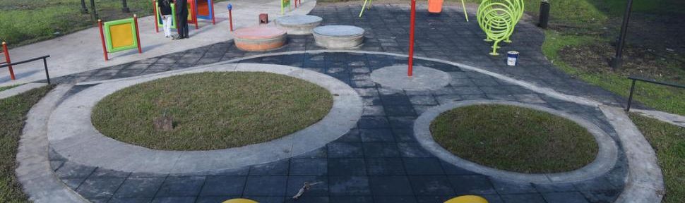 Inauguraron una plaza diseñada para chicos ciegos y sordos