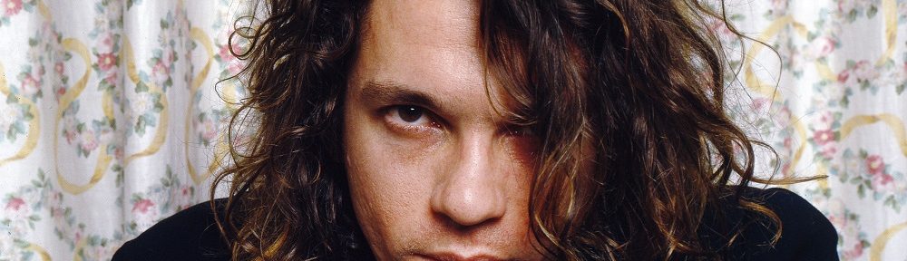 «Mystify: Michael Hutchence», un documental que humaniza al líder de INXS y niega que haya muerto por un juego sexual