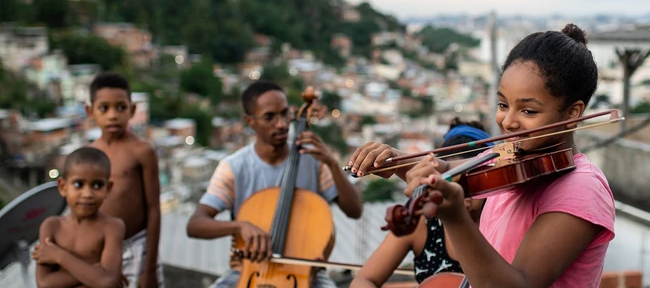 La orquesta clásica que musicaliza las favelas de Río de Janeiro