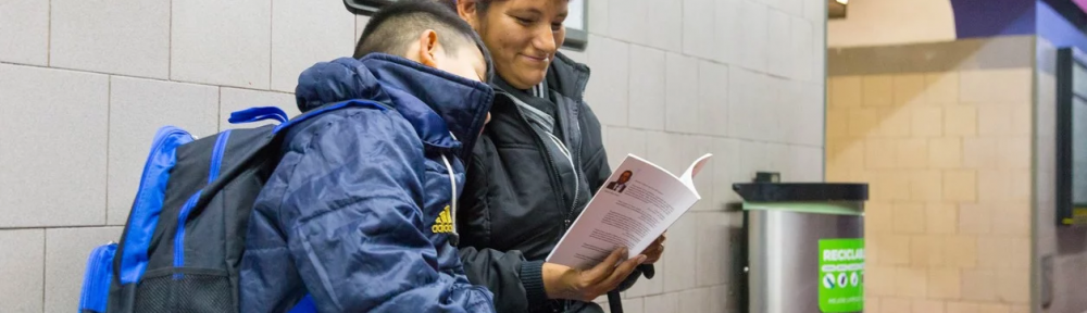 Regalan libros en el subte porteño por el Día del Lector