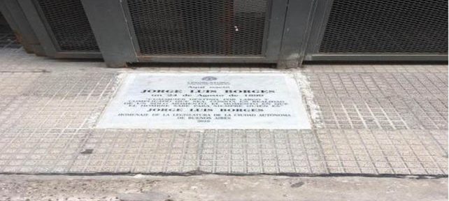 Colocaron una baldosa conmemorativa frente a la casa natal de Borges