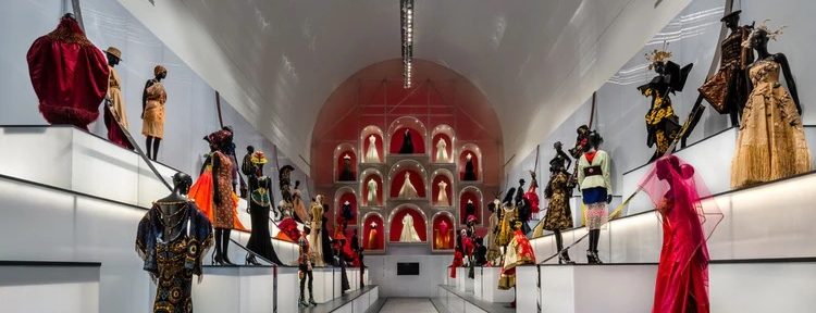 «Dior, de París al mundo»: una muestra en Dallas que exhibe los mejores vestidos explora la vida y obra del gran diseñador francés