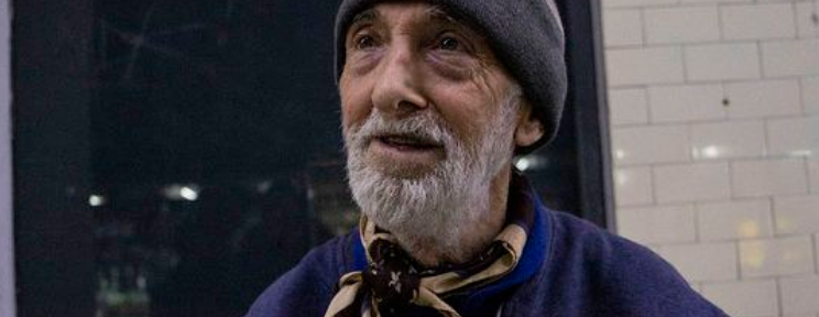 Es artista callejero, tiene 78 años y toca el bandoneón en el subte para homenajear al amor de su vida