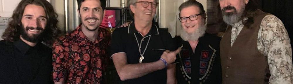 Gustavo Santaolalla se subió al escenario para tocar con Eric Clapton