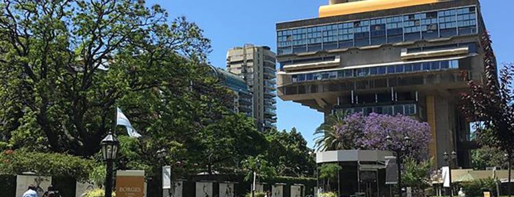 La Biblioteca Nacional recibió la primavera con una feria de libros