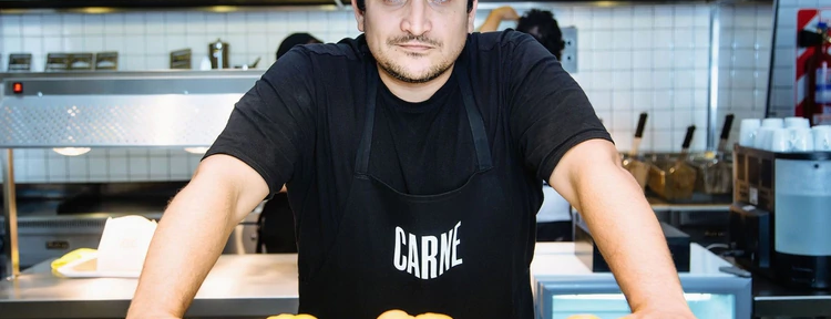 El argentino Mauro Colagreco fue elegido como el mejor chef del año por sus colegas en Francia