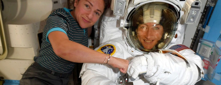 Dos mujeres estadounidenses protagonizaron una caminata espacial histórica