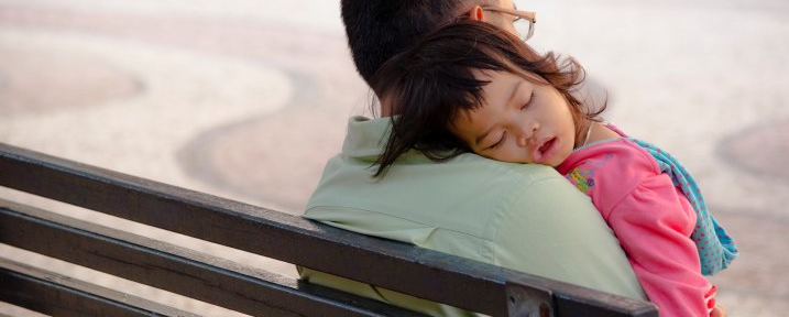 Madres y padres duermen entre 400 y 750 horas menos el primer año de vida de sus hijos