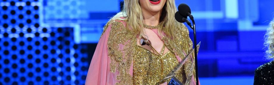 Taylor Swift arrasó en los American Music Awards y se consagró como artista de la década