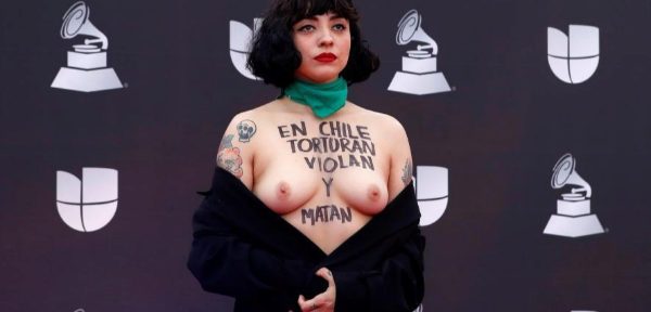 Mon Laferte protestó en topless en la alfombra roja de los Latin Grammy: los motivos