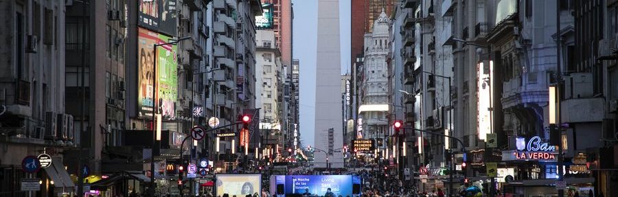 La Noche de las Librerías copó la avenida Corrientes con cien mil asistentes