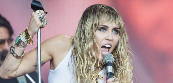 Miley Cyrus, fue operada de las cuerdas vocales tras su internación