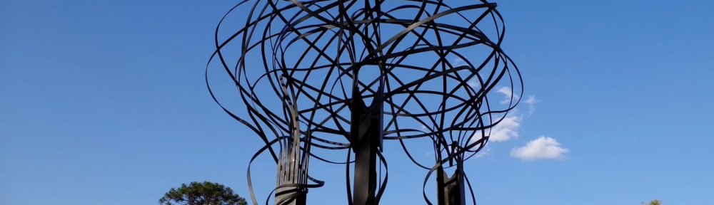 Es argentino, hizo su carrera en Francia y ahora vuelve a su barrio con una escultura de 6 metros de altura