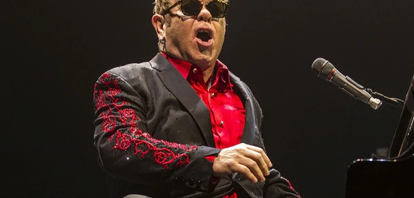 Elton John, sus memorias sin filtro y un adiós en etapas luego de 50 años sobre el escenario