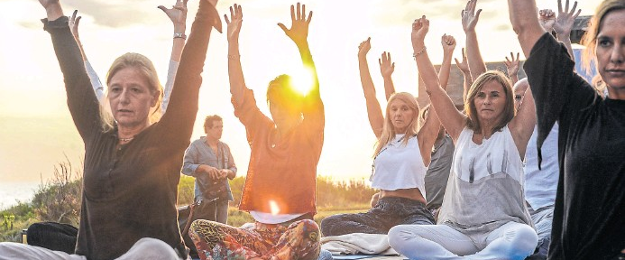 Vacaciones de bienestar. Meditación y yoga con vista al mar