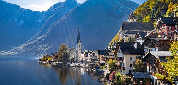 El calvario de Hallstatt, un encantador pueblo alpino que desborda de turistas por el fenómeno de “Frozen”