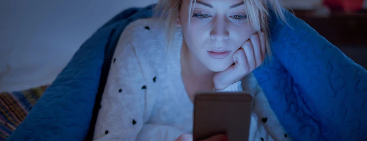 Por qué leer es mejor que ver Netflix antes de dormir, según la ciencia