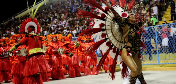 Un fastuoso mensaje de tolerancia: las fotos del carnaval de Río de Janeiro