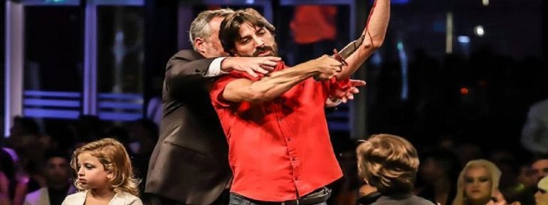 Escándalo en los premios Estrella de Mar: un director teatral simuló cortarse las venas sobre el escenario