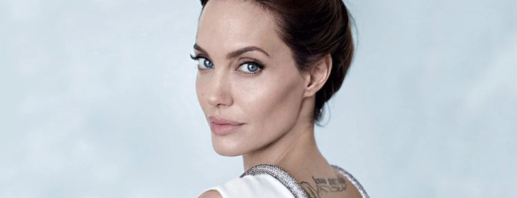 En un poderoso mensaje para las mujeres del mundo, Angelina Jolie reveló que dos de sus hijas se sometieron a cirugías