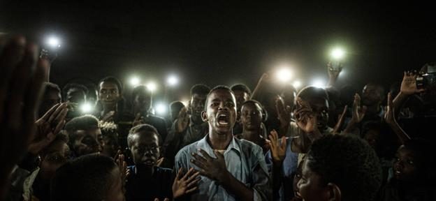 Un apagón, luces de celular y una poesía de protesta: mirá la imagen ganadora del World Press Photo