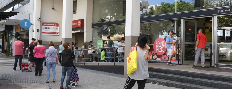 Cómo hay que comportarse al ir al supermercado: las respuestas a las dudas más frecuentes