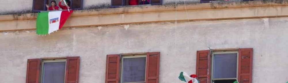 La emocionante interpretación de “Bella Ciao” desde los balcones para celebrar el fin del fascismo en Italia