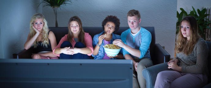 Milagro del coronavirus: por qué los millennials miran más televisión en cuarentena﻿