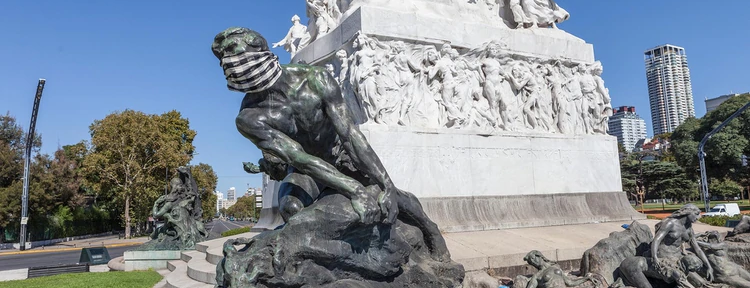 Las estatuas y monumentos de la Ciudad de Buenos Aires están con “tapabocas” caseros