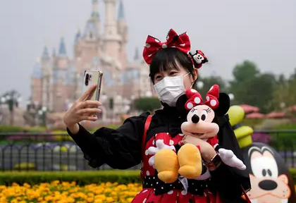 Abrió el Disneyland de Shanghai, el primer parque temático del mundo en hacerlo en medio de la pandemia de coronavirus