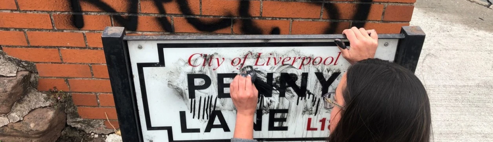 Vandalizaron carteles de la calle Penny Lane de Los Beatles en protesta contra el racismo