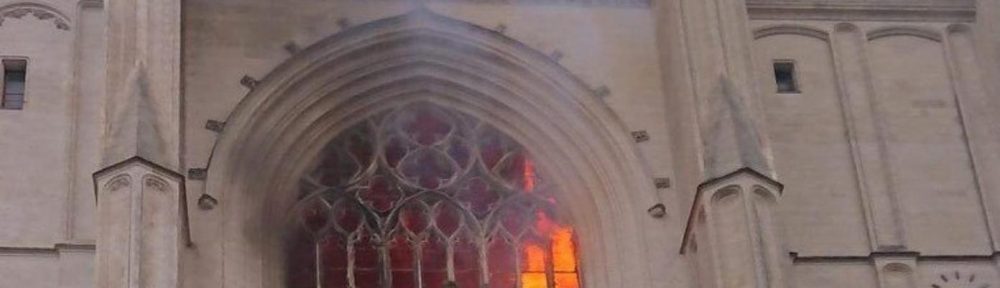 Se incendió la catedral gótica de Nantes y Francia abre una investigación por «fuego premeditado»