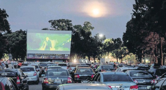 Vuelve la vieja normalidad: avanza el autocine porteño por la pandemia