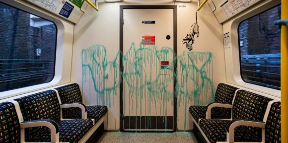 Borraron la obra de Banksy en el subte de Londres al considerarla un grafiti