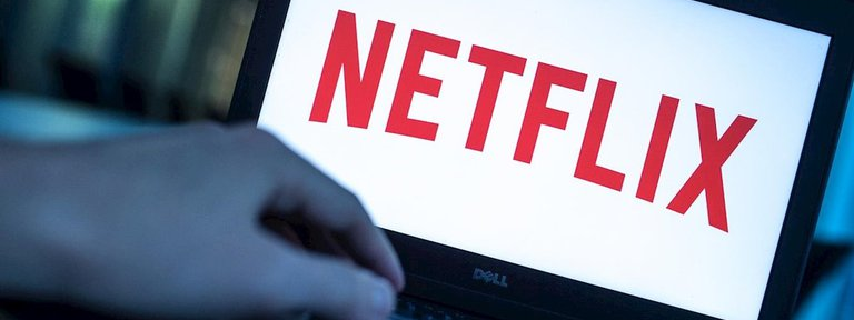 Netflix impuso un cambio en su servicio que indigna a cineastas y actores pero fue apoyado por el público