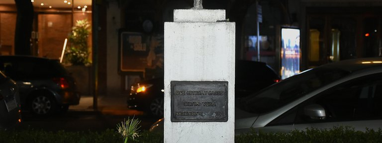 Volvieron a robar el busto del filósofo español Ortega y Gasset en Recoleta