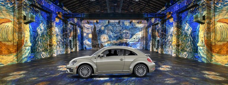 Museos “drive-thru”: la tendencia de visitar una exposición sin bajarse del auto