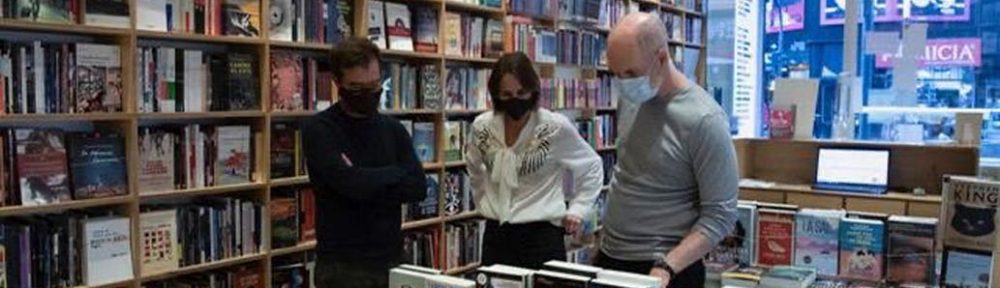 En la ciudad de Buenos Aires, de a poco, las librerías comienzan a salir a la vereda en la avenida Corrientes