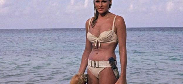 La memorable bikini que usó Ursula Andress en la película «Dr.No» podría alcanzar 500.000 dólares en una subasta