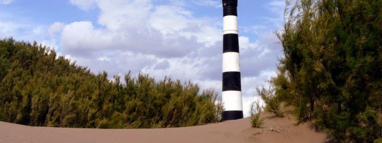 Faros: viaje al interior de las torres que custodian el mar argentino