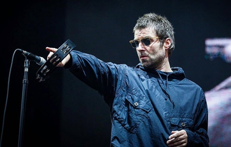 Liam Gallagher da un show por streaming desde una barcaza que navega por el Támesis